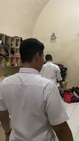Rutan Kelas IIB Serang Laksanakan Penggeledahan Kamar Hunian Demi Jaga Keamanan dan Ketertiban Serang – Dalam rangka menjaga situasi keamanan dan ketertiban (Kamtib) di lingkungan Rumah Tahanan Negara Kelas IIB Serang, petugas Rutan melaksanakan kegiatan penggeledahan kamar hunian warga binaan pada Jumat, 11 Juli 2025 Kegiatan ini merupakan tindak lanjut dari arahan Direktur Jenderal Pemasyarakatan tentang pentingnya Deteksi Dini Gangguan Keamanan dan Ketertiban di seluruh jajaran pemasyarakatan. Kepala Pengamanan Rutan (Ka. KPR) Serang, Fa’iz Ghozi Mujaddid, memimpin langsung jalannya kegiatan tersebut. “Pelaksanaan sidak ini adalah bentuk komitmen kami dalam menjaga keamanan dan ketertiban di dalam Rutan, sekaligus sebagai deteksi dini terhadap potensi gangguan yang mungkin terjadi,” ujar Fa’iz. Sebanyak dua kamar hunian menjadi sasaran penggeledahan pada kegiatan kali ini. Dalam pelaksanaannya, Ka. KPR didampingi oleh staf KPR dan jajaran regu pengamanan Rutan Serang dengan total personel berjumlah 10 orang. Proses penggeledahan berlangsung dengan tertib dan humanis, sesuai dengan prinsip pemasyarakatan yang menjunjung tinggi hak asasi manusia. Hasil dari penggeledahan akan menjadi bahan evaluasi dalam upaya peningkatan sistem pengamanan internal di Rutan Kelas IIB Serang. Kegiatan ini diharapkan dapat memperkuat langkah preventif Rutan Serang dalam menjaga situasi tetap kondusif serta memberikan rasa aman baik bagi petugas maupun warga binaan. #fyp #infoimipas #kemenimipas #ditjenpas #pemasyarakatan 