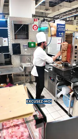 Et si ce soir, c’était kebab maison ? 👨‍🍳 Viande grillée prête à l’emploi, dispo directement en magasin !  Tu choisis ton pain, tes sauces, tes crudités… et tu te régales à la maison. 📍Rendez-vous au rayon traiteur de Carrefour Stains !  Team sauce blanche ou samouraï ? 🧐 #stains #carrefour #seinesaintdenis #supermarché #consommermieux #kebab 