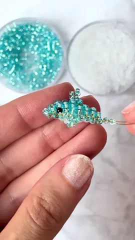 Antwort auf @Alva endlich habe ich das Tutorial für einen 3D Perlentier Delfin geschafft🩵 Es steht schon so lange auf meiner Liste😅 Du brauchst: 70cm Draht, 28 gauge und 2,2mm Saatperlen #beadingtiktok #beadwork #beadingtutorial #beadart #dolphin #beadtok 