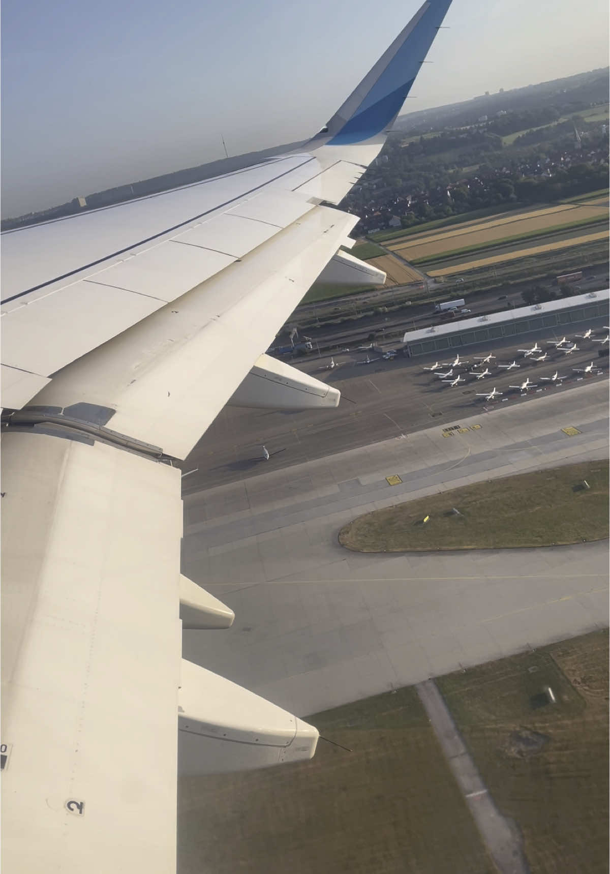 Lehnt euch zurück und genießt den sonnigen Start von Eurowings am Stuttgarter Flughafen. #flugzeug #flughafen #airport #plane #planespotting #aviation #holiday #airbus #str #stuttgart #start #takeoff #eurowings #a320 
