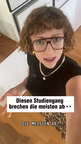 🎓 Alle Zahlen beziehen sich auf Uni-Bachelorstudiengänge in Deutschland. Dabei wird der längere Studien Verbleib berücksichtigt. Heißt: wenn jemand später abschließt, gilt er oder sie nicht sofort als Abbrecher:in.   📊 Die DZHW-Studie schaut sich nicht einzelne Studiengänge an, sondern große Fächergruppen – wie z. B. Ingenieur- oder Geisteswissenschaften. Die Zuordnung folgt einer offiziellen Systematik, die regelmäßig aktualisiert wird.  🔎 Was passiert mit Misch-Studiengängen? Studiengänge wie Mechatronik oder Sportökonomie landen dort, wo der Hauptinhalt liegt – z. B. bei den Ingenieur- oder Wirtschaftswissenschaften. Quellen Q1: Deutsches Zentrum für Hochschul- und Wissenschaftsforschung, Die Entwicklung der Studienabbruchquoten in Deutschland, 05.2022
