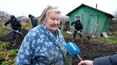 Хотите подобное видео? Обращайтесь! А бабушка кайф, находчивая. А кто же ей еще поможет? #ai #granny #бабушка #ии #менты 