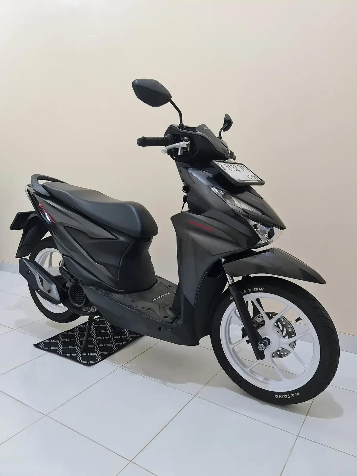 Motor dijual Cash only Honda: Beat Deluxe iss Warna: Hitam glossy Tahun: 2024 Dokumen lengkap Bpkb,stnk,faktur,sertifikat Pajak Hidup 10-2025 Nopol: B Jakarta Timur Kunci masih ada 2 ●Mesin full original  ●Bodi full original ●Tarikan sangat responsif  ●Ban D/B Masih Tebal ●Suspensi D/B sangat nyaman ●Kondisi Motor siap  Lokasi: Jl.Hutama karya No.80 muncul Kec: Setu Kota: Tangerang selatan CP: 0877 1655 1600 #jualan #jualanonline #belilokal #motor #mobil  #garasi_jhon #viral #fyp #fypシ゚viral #pov #bsd 