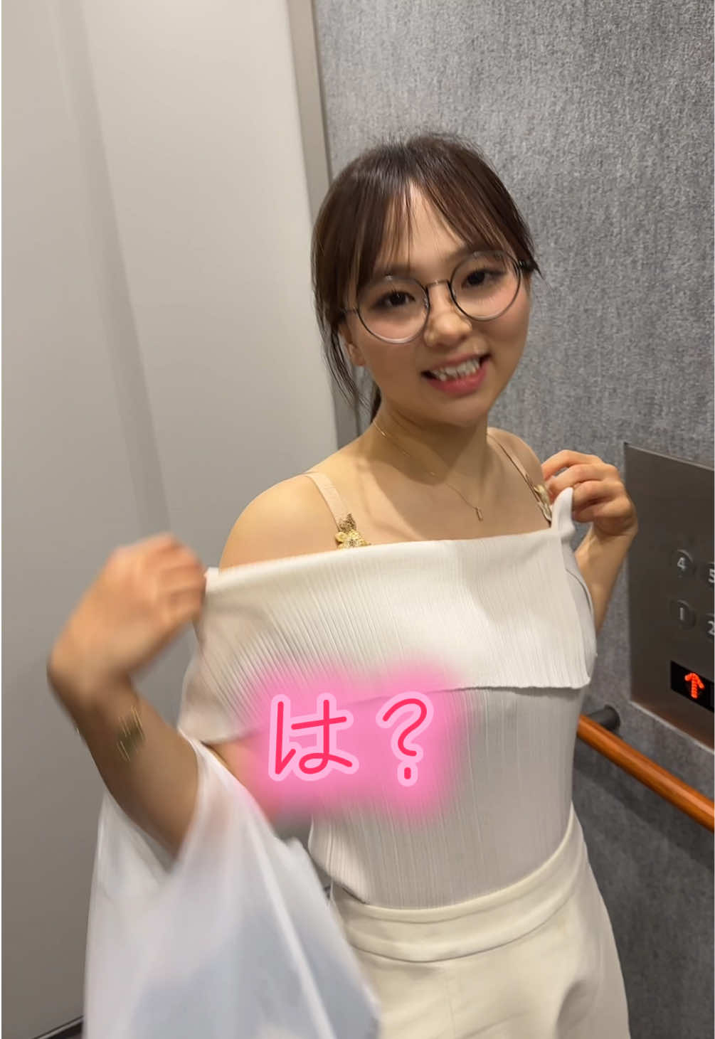 肩出しの洋服で一発ギャグ #メガネ女子 #? 