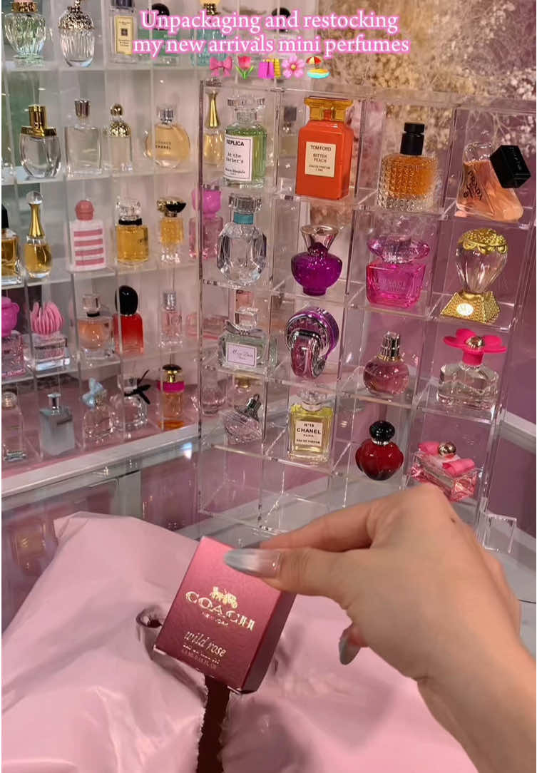 Unboxing mini perfumes.#perfumes #miniperfumes #parfum #parfumviral #perfumetiktok 
