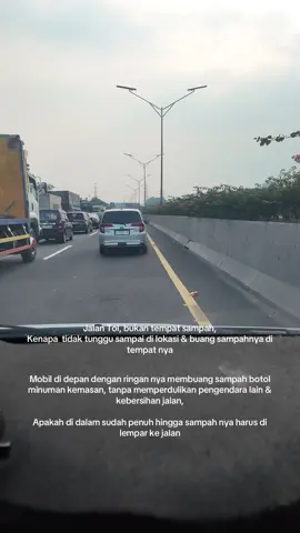 Jika setiap 1 mobil melakukan hal yang sama, maka akan penuh jalanan ini dengan sampah, kepada tidak biasakan simpan dulu di dalam mobil, dan buang di tempat sampah sesampainya dilokasi
