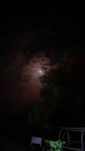 ڕەنگە جوانی مانگ لەوەدابێت کە لە مرۆڤە کانەوە دورە