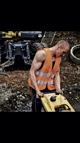 🎧: LAUWEND-MATRAKA #strongman #hardworking #constructionworker #power 