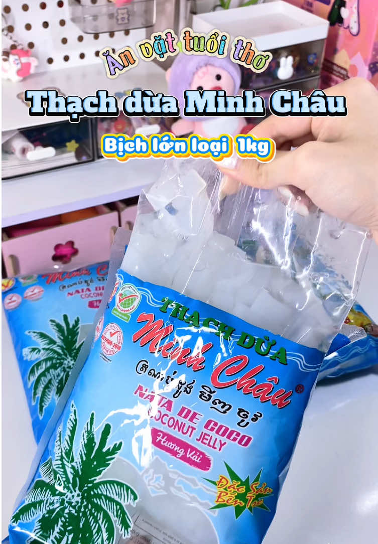 Thạch dừa Minh Châu , ngày xưa đi học chỉ xin tiền mẹ mua gói này nhỏ xíu 500 đồng , giờ có xiền tự mua lun hặn bịch 1kg =))) đang sale chốt lẹ mấy bà ưi #thachduaminhchau #thachdua #thachdua1kg #anvattuoitho #xuhuong #viralvideo #nobiriuviu 