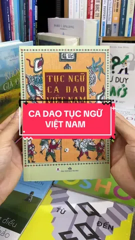 Ca Dao Tục Ngữ Việt Nam – Kho Báu Trí Tuệ Dân Gian Không Thể Bỏ Qua! “Ăn quả nhớ kẻ trồng cây” – có lẽ bạn đã từng nghe, nhưng bạn có biết ẩn sau câu nói ấy là cả một nền văn hóa ngàn năm, hun đúc nên bản sắc người Việt? Ca Dao Tục Ngữ Việt Nam là tinh hoa ngôn ngữ dân tộc, là nơi lưu giữ đạo lý, tình cảm, kinh nghiệm sống và cả những bài học ứng xử sâu sắc qua từng vần thơ mộc mạc, chân thành. Từ những lời ru của mẹ, đến triết lý sống “uống nước nhớ nguồn”, mỗi trang sách như một chuyến du hành về cội nguồn – nơi ta tìm thấy chính mình giữa dòng đời hiện đại vội vã. Dù bạn muốn hiểu sâu về văn hoá Việt, hay chỉ đơn giản muốn dạy con về lòng biết ơn, lễ nghĩa – thì đây là cuốn sách nhất định phải có trong tủ sách gia đình. Mua ngay “Ca Dao Tục Ngữ Việt Nam” – để giữ gìn hồn Việt, thấm nhuần đạo lý, và tiếp nối tinh hoa cha ông!#tiemsachbinhyen #sach #sachhay #BookTok #reading #cadaotucnguvietnam 
