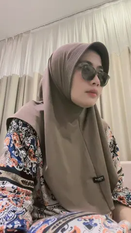 Hampir punya semua warna saking nyamannya #hijabbergo #sfhijab #kacamata #kacamatabaca #kacamatajalan #kacamatajalandanbaca 