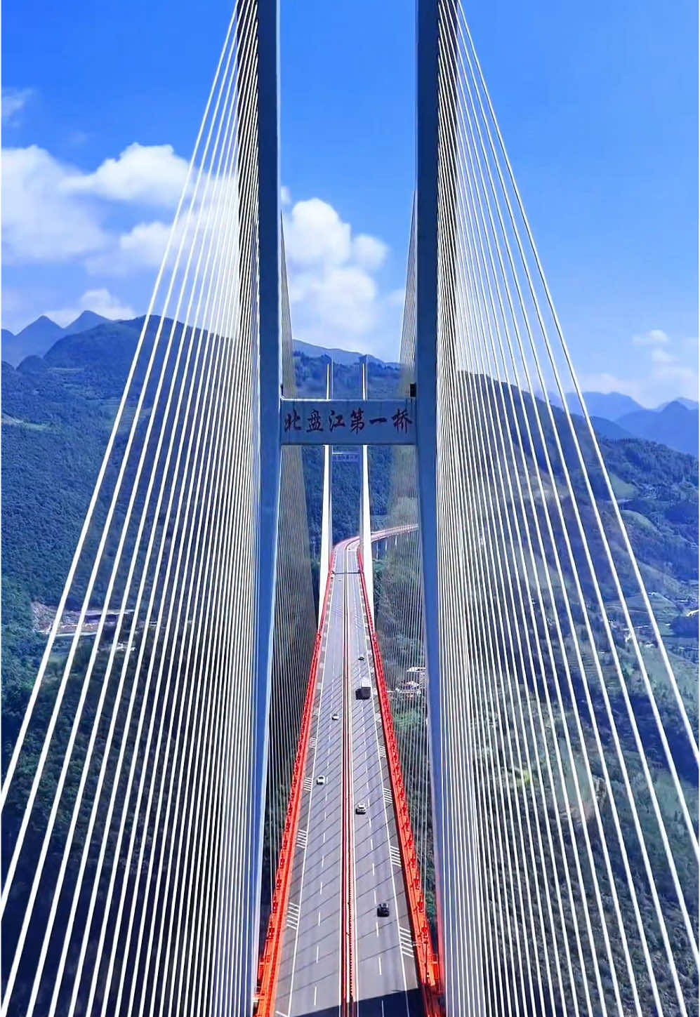 这是中国🇨🇳北盘江大桥， 于2016年建成通车，连接贵州和云南。 其重要性在于：缩短两地通行时间，从原来4小时减至1小时内，便利民众出行。促进区域经济交流，助力沿线资源开发。作为世界最高桥。 The Beipanjiang Bridge was completed and opened to traffic in 2016, connecting Guizhou and Yunnan provinces. Its significance lies in: • Shortening the travel time between the two places from the original 4 hours to less than 1 hour, facilitating people's travel. • Promoting regional economic exchanges and aiding the development of resources along the route. As the world's highest bridge, it demonstrates China's bridge construction technology and enhances international influence.#china🇨🇳 #China #asian #discoverchina #带你看中国 #mountains #chinese #bridge 