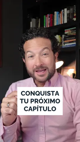 ¿Y si el verdadero obstáculo no fuera el fracaso… sino tu éxito pasado? Muchos líderes exitosos se estancan porque siguen operando con la misma mentalidad que los trajo hasta aquí. Pero lo que te funcionó ayer, puede estar frenando tu mañana. Robert Kegan lo explica: el verdadero cuello de botella no es la estrategia, es tu identidad mental. Rediseñarla no es opcional, es esencial si quieres expandirte con propósito en esta nueva etapa. ¿Estás listo para pensar desde tu futuro?