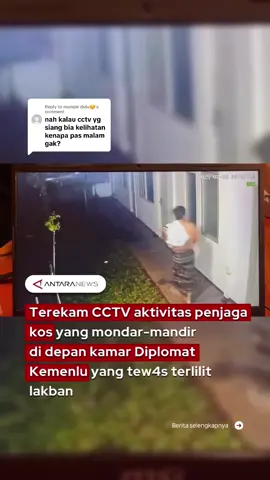 Replying to @mampir dulu☺️ CCTV merekam aktivitas penjaga kos mondar-mandir di depan kamar Arya Daru Pangayunan, diplomat ahli muda Kemenlu, pada Selasa (8/7/2025) sekitar pukul 00.27 WIB. Penjaga tampak berbicara lewat telepon sambil sesekali mengintip ke dalam kamar melalui celah pintu. Ia bahkan sempat berbalik arah dan berdiri lama di depan kamar Arya. Diduga, penjaga kos diminta oleh istri Arya untuk mengecek kondisi suaminya yang tak kunjung memberi kabar. Pihak kepolisian menyatakan telah memeriksa lima saksi, termasuk istri korban, serta menganalisis rekaman CCTV. Kematian Arya Daru, diplomat muda Kemenlu, mengejutkan banyak pihak. Saat ini, publik masih menunggu hasil penyelidikan dari pihak berwenang.  #diplomat #kemenlu #beritanasional #indekos #jakarta #cctv #diplomat #fyp #longervideos #tiktokberita