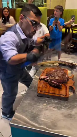 Bro service skills 🥩🔪🔥 #steak #restaurant #Foodie #FoodTok #bestfood #foodreview 