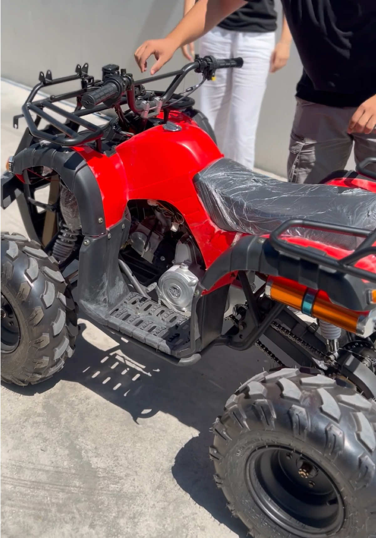 🛵𝐌𝐨𝐭𝐨𝐫𝐫 𝐀𝐓𝐕 𝐦𝐞 𝟒 𝐑𝐫𝐨𝐭𝐚🛵 ➡Pajisur me goma off-road. ➡Punon me benzinë. ➡Frena në aksin e pasëm (diskofren). ➡Amortizator (dy para & nje pas). ➡Ulëse e rehatshme. ➡Drita & sinjale (para & pas). ➡Drejtim i lehtë, sugjerohet nga individë me eksperiencë. ➡Motorr i përshtatshëm për përdorim vetjak në rrugë të ndryshme (malore, në rërë plazhi, etj.) 👉Kodi: A2217 Porosit tani!🛒 📩 Na kontaktoni për çdo pyetje në DM . 📞 +355 69 331 0003 #buzistore #buzi #buzial #buzistoreal #tirane #vlore #korce #sukth #elbasan #fier #durres #shkoder #shqiperi #albania #shqiperi #albania