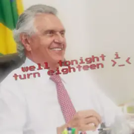 Ronaldo Ramos Caiado é uma figura central na política goiana e uma das personalidades mais influentes da história recente de Goiás. Médico formado pela Universidade de Brasília e com especialização em cirurgia pela Universidade Federal do Rio de Janeiro, Caiado entrou na vida pública nos anos 1980 e, desde então, construiu uma trajetória sólida e marcada por posições firmes, principalmente em defesa do agronegócio, da moralidade na política e da autonomia regional. Nascido em Anápolis, Goiás, em 1949, Ronaldo Caiado carrega um legado político familiar ligado ao campo e à defesa dos interesses rurais. Foi presidente da União Democrática Ruralista (UDR) nos anos 1980, período em que ganhou notoriedade nacional. Em 1989, candidatou-se à Presidência da República pelo PSD, reforçando seu perfil conservador e defensor da propriedade privada. No Congresso Nacional, onde exerceu vários mandatos como deputado federal e senador, destacou-se por sua atuação contundente em temas como segurança pública, combate à corrupção e federalismo. Em 2018, foi eleito governador de Goiás pelo partido Democratas (DEM), encerrando um ciclo de duas décadas de domínio político do PSDB no estado. Sua eleição representou uma mudança significativa na administração pública goiana, prometendo austeridade fiscal, valorização do funcionalismo e combate à criminalidade. Desde então, sua gestão tem sido marcada por esforços para equilibrar as contas públicas, ampliar o acesso à saúde e fortalecer a educação. Um dos marcos da sua administração foi a reestruturação financeira do estado. Ao assumir o governo, Goiás enfrentava uma grave crise fiscal, com dívidas acumuladas, salários atrasados e investimentos paralisados. Caiado implementou um rígido controle de gastos, renegociação de contratos e reorganização da máquina pública. Apesar de críticas pela dureza das medidas, conseguiu estabilizar as finanças e recuperar a capacidade de investimento do estado. Na área da saúde, a gestão Caiado se destacou especialmente durante a pandemia de COVID-19. Como médico, ele adotou uma postura técnica, defendendo medidas de distanciamento social, uso de máscaras e vacinação, mesmo quando essas atitudes contrariavam aliados políticos em âmbito nacional. A construção de hospitais de campanha, a ampliação de leitos de UTI e o fortalecimento do SUS estadual foram ações reconhecidas nacionalmente. Na segurança pública, houve investimentos em tecnologia, inteligência policial e valorização dos profissionais da área, o que contribuiu para a redução dos índices de criminalidade em várias regiões do estado. A educação também recebeu atenção, com programas voltados para a melhoria da infraestrutura escolar, valorização dos professores e incentivo à inovação pedagógica. Ronaldo Caiado também tem sido uma figura importante no cenário político nacional. Com sua reeleição em 2022, ele passou a ser visto como uma das lideranças do campo conservador fora do eixo tradicional do Sudeste, e um possível articulador de alianças políticas em âmbito federal. Sua voz tem peso nas discussões sobre federalismo, equilíbrio fiscal e papel dos estados na federação. Por fim, a importância de Ronaldo Caiado para Goiás vai além da administração pública. Ele representa uma corrente de pensamento político que valoriza a tradição, o interior do Brasil e a força do agronegócio. Sua trajetória é marcada por coerência ideológica, firmeza de posicionamento e capacidade de gestão em momentos de crise. Para muitos goianos, Caiado simboliza uma liderança capaz de enfrentar os desafios do estado com seriedade e responsabilidade, mantendo Goiás em posição de destaque no cenário nacional. #goias #goiania #politica #bolsonaro #edit #agronegocio #paulistania #caiado #ronaldocaiado #fyyyyyyyyyyyyyyyy #fyp #fyyy 