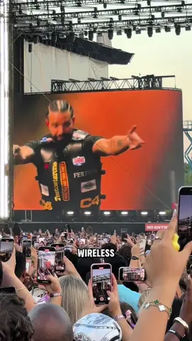 Drake levitating was not on my 2025 bingo card 🤯 My first Wireless in 15 years 𓅓 @Wireless Festival @Belkin United Kingdom gifted #drake #drizzy #drizzydrake #aubreygraham #wirelessfestival #wireless #wireless2025 #music #festival #rapmusic #laurynhill #finsburypark #Vlog #ditl #willxgamble 