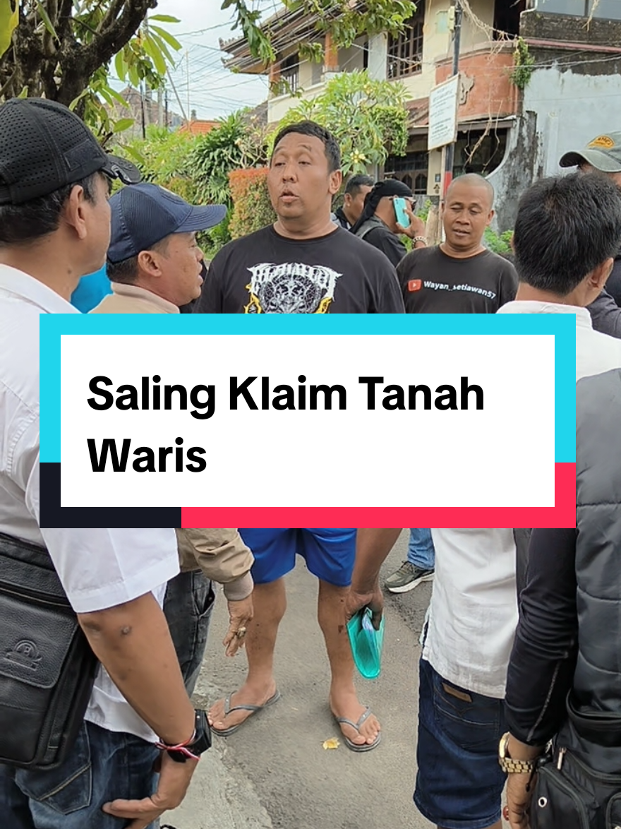 Susana memanas pada Sabtu siang (12/7/2025) dimana kedua belah pihak berseteru sehingga suasana disekitar lokasi memanas lantaran saling klaim tanah seluas 48,5 are di tanah sengketa antara pihak keluarga besar Jero Kepisah, dengan ahli waris AA Ngurah Oka dan keluarganya yang menguasai lahan secara turun temurun selama puluhan tahun namun baru-baru ini diklaim pihak AA Ngurah Eka Wijaya dari Jero Jambe Suci di lahan yang kini menjadi sengketa dan berlokasi di Jalan Batas Dukuh Sari, Gang Dara, Sesetan, Denpasar. Kedua belah pihak tampak meminta bantuan ormas berbadan tegap, namun sayang aparat yang berwenang tak terlihat berada dilokasi yang bertikai tersebut. #mafiatanah #mafiahukum #suasanamemanas #tanahwaris #jerokepisah @jrobimaismayajaya @rolexwibawa1 @rolexwibawa @kadek.duarsa2 @sari galung @bentir12 @LITU @Wayang Kulit @Bli Mang Datuk @Ary Mariani @Jnana marga Bali @Ketut kesuma @Ketut Putra Ismaya Jaya KERIS @KOMBBAS MEDIA Love BALI & NKRI @🌈🅿️elangi Dewata🛜 @WSP - Host Cakrawala Podcast @Gederisky_bali @Jro Sumerta JDS @lanang.sudira70 @jro_ismo @partaigerindra @Yuda Suparsana @AGUS SAPUTRA @bligdearyabangli @masbli.bagus @𝐃𝐏𝐃 𝐁𝐌𝐈 𝐁𝐀𝐋𝐈 @kgdharmaputra @gps_institute @Putu Iwan Karna @igkputra 