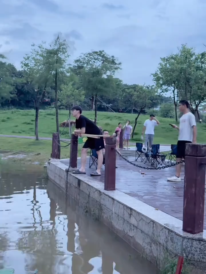 喂这里不让洗澡……视频效果无不良导向危险行为请勿模仿未造成人员伤害