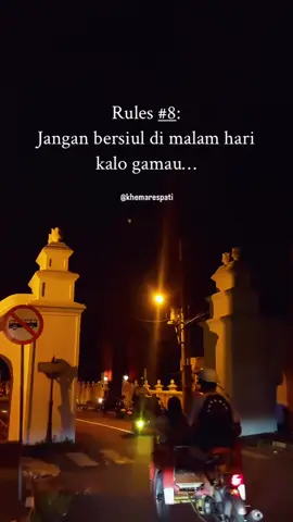Ssttt… pernah denger ga kalo bersiul di malem hari bisa “mengundang” makhluk halus?🤫🫣 Menurut kepercayaan Nusantara sendiri, menganggap heningnya malam itu sakral. Jadi alunan siulan justru memecah keseimbangan ketenangan dan mengundang energi tak kasat mata 😨 Nahh, daripada beneran “mengundang” mereka dan terjadi hal yang tidak-tidak, mending jangan ya kisanak dan nisanak☝🏻 Nikmati keheningan malam, dan biarkan malam menjadi waktu untuk menenangkan jiwa🍀 Tap ❤️ kalau kamu setuju, dan tag teman yang perlu tahu ‘rules’ satu ini! 🌙✨ #malamhening #respectthenight #bersiul #khemaratini #tourguideyogyakarta #tourguidejogja #mitosataufakta 