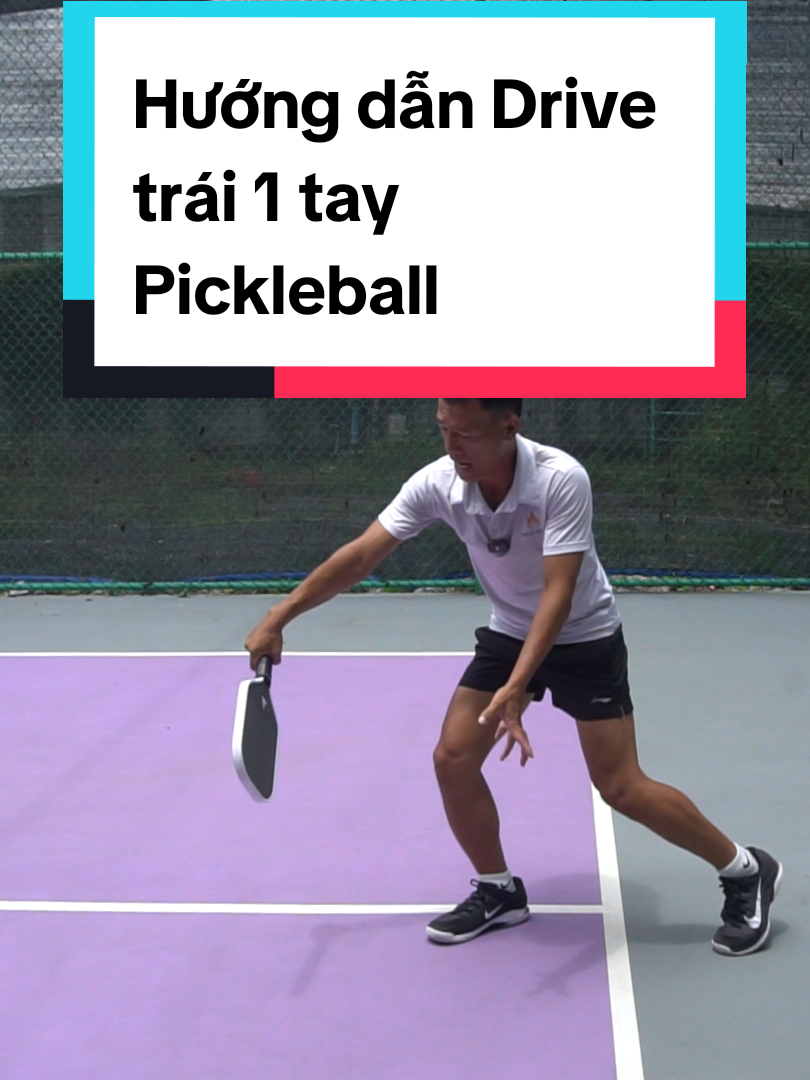 ▶Hướng Dẫn Drive Trái 1 Tay Pickleball 🔹Xem thêm hướng dẫn kỹ thuật Pickleball trên kênh Youtube Trần Như Tú Academy hoặc trong danh sách Hướng Dẫn Kỹ Thuật Pickleball trên Fanpage Trần Như Tú Acadeny ▶Mọi người Like - Share - Subscribe. Để ủng hộ kênh & Bấm vào hình cái chuông kế bên nút đăng ký để nhận thông báo video mới nhé. ✴️Đội Ngũ HLV : Bằng Tennis Quốc Tế ITF - Tennis Quốc Gia VTF – ĐH TDTT - HLV Pickleball Quốc Tế PPR USA - HLV Pickleball Sở VH TDTT & LĐ Tennis Pickleball TPHCM  ✅Kinh nghiệm giảng dạy 10 đến 18 năm 🔶Chuyên Nghiệp – Chất Lượng – Uy Tín ⭐Liên hệ ngay với chúng tôi để được tư vấn và hướng dẫn tập luyện tốt nhất. ▶️Fanpage : https://www.facebook.com/trannhutuacademy1/ ▶️Thread : https://www.threads.net/@tran_nhu_tu_academy ▶️FB Cá Nhân : https://www.facebook.com/trannhutuacademy ▶️Instagram : https://www.instagram.com/tran_nhu_tu_academy/ ▶️Tik Tok : https://www.tiktok.com/@tntacademy ▶️TNT Shop : https://www.facebook.com/tntsportshop 🌐Website : http://trannhutucoach.com/ 🖥️Youtube : https://www.youtube.com/channel/UCnJSbhp-2vnRpAPgbincgGQ 📱Hotline/Zalo : 0937833844 #tntacademy #trannhutucoach #daypickleballcoban #trannhutuacademy #trannhutucoachyoutube #hocpickleball   #drivetrai1taypickleball 