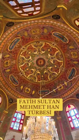 Fatih Sultan Mehmet Han’ın türbesi, İstanbul’un Fatih ilçesinde, kendi adını taşıyan Fatih Camii Külliyesi içinde yer alır. Türbe, II. Bayezid tarafından 1481 yılında, babasının vefatından sonra inşa ettirilmiştir. Fatih Sultan Mehmet, 3 Mayıs 1481 tarihinde Gebze yakınlarında vefat etmiş, naaşı İstanbul’a getirilerek buraya defnedilmiştir. Mezarın bulunduğu alan, dönemin en önemli mimarlarından olan Hayreddin tarafından inşa edilen ilk Fatih Camii ile birlikte düzenlenmiştir. Ancak ilk cami ve türbe 1766’daki büyük İstanbul depreminde zarar görmüş, daha sonra Sultan III. Mustafa döneminde camiyle birlikte türbe de yeniden yapılmıştır. Günümüzde türbe sade ama etkileyici bir yapıya sahiptir. İçeride, Fatih’in sandukası yeşil örtüyle kaplıdır ve çevresi ziyaretçilerin dua edebileceği şekilde düzenlenmiştir. Fatih’in türbesi, sadece bir padişah mezarı değil, aynı zamanda İstanbul’un fethini gerçekleştiren büyük bir liderin ebedî istirahatgâhıdır. #istanbul #reels #Vlog #eminönü #fatih #cami #ayasofya #sultanahmet #sultan #mehmet #padişah #fetih #1453 #istanbulfethi #türbe #ottoman #osmanlı #osmanlıtorunu #osmanlıimparatorluğu #travel #ıstanbulturkey #gezi #15temmuz #türkiye #osmanlımirası #FatihSultanMehmet #İstanbulunFethi #FatihCamii #OsmanlıTarihi #TarihKokuyor   #TürbeZiyareti #OsmanlıMirası #İstanbulGezi #VlogTürkiye #TarihiYerler   #Külliye #PadişahTürbesi #FatihSultanMehmetHan #TarihiYolculuk #ZiyaretVakti  