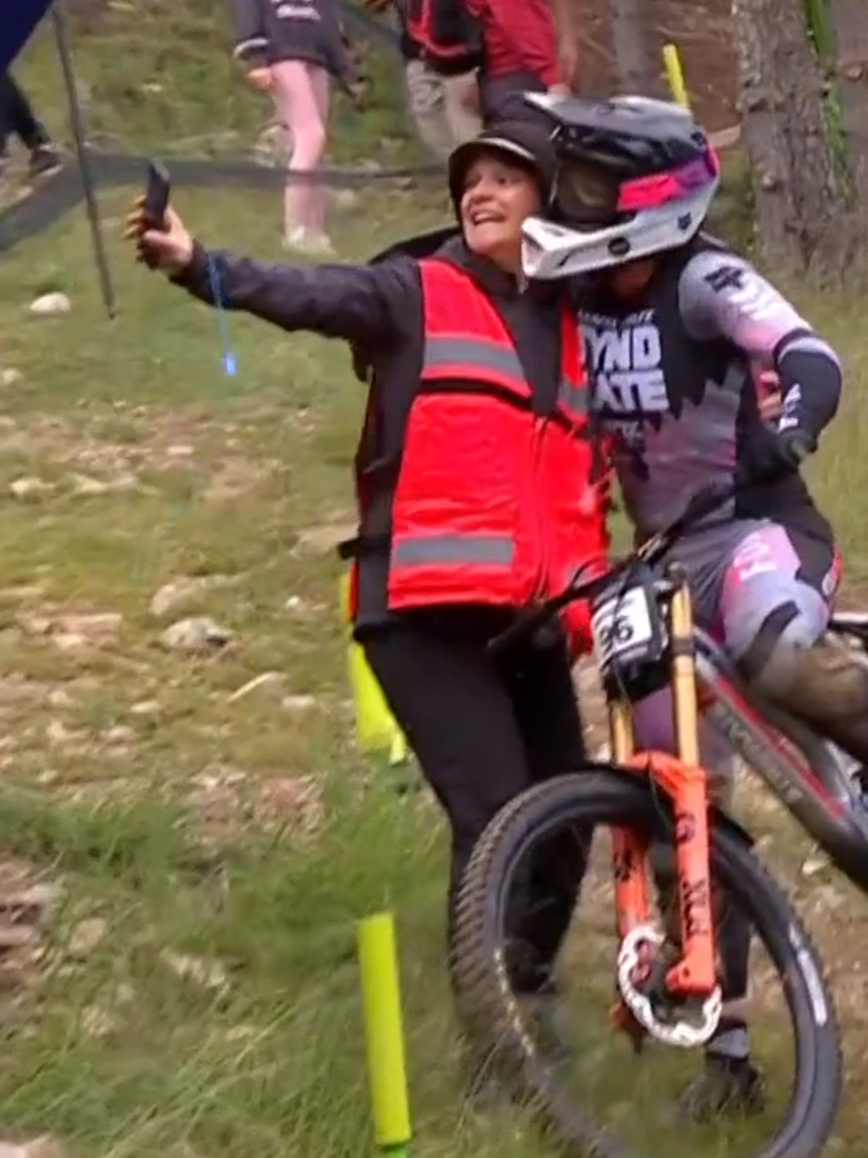 Stopping for a selfie 🤣🤳 After a crash earlier in her final run, Nina Hoffmann stopped on the way down for a quick picture 🙌