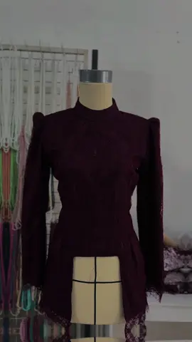 #jahitbajuonline #jahitkebaya #kebayamodern #kebayawisuda #kebaya #kebayaburgundy #sewakebaya #kutubaru #jahit #kebaya #trendkebaya #inspirasikebaya 
