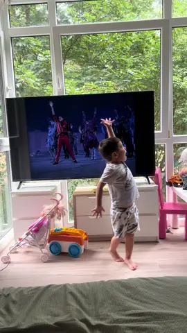 Mi futuro bailarín 🫰🏻🥰🥵 #michaeljackson #thriller #hijo #momlife 