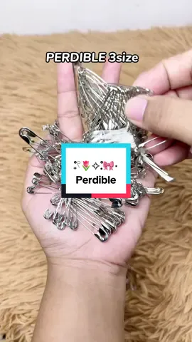 Sobrang dami nito. Puwede ding pambenta sa tindahan. #perdible #safetypins #extrabigsafetypinperdible #perdiblepins #pins #bucklepin 