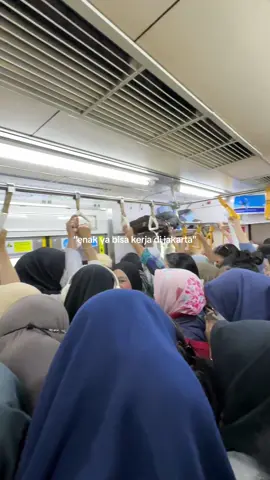 kerja/magang di jakarta harus satset dan gragas. harus pasang badan siap mental apalagi cewe sendirian 🥲 #jakarta #fyp #kereta #krl #tanahabang #kerja #intern #magang #stasiunmanggarai #commuterline 