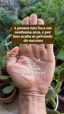 Muitas linhas do sol no Monte do Sol (abaixo do dedo anelar)? Isso revela mente criativa, aprendizado rápido e grande potencial para o sucesso. Mas tem um porém… Esse excesso de linhas do sol também indica dispersão: a pessoa faz muita coisa ao mesmo tempo e não foca o suficiente em nenhuma para prosperar de verdade. ⸻ 🔸 Mente ágil e criativa Aprende com facilidade e tem ideias brilhantes. 🔸 Energia de sucesso Existe talento e impulso para se destacar. 🔸 Por que trava? Porque falta foco. A energia está dividida em muitas direções. 🔸 Consequência O brilho está ali, mas disperso — o sucesso só vem com direcionamento. 🔸 O que fazer? • Defina 1 ou 2 áreas principais • Estabeleça um propósito claro • Foque em concluir o que começa • Transforme versatilidade em estratégia Para uma análise profunda, detalhada e personalizada das suas mãos, comente “leitura” e eu lhe enviarei todas as informações do meu atendimento no seu direct! 🔮✨