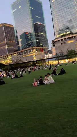 Hè này nóng quá khum biết đi đâu thì chiều tối đến công viên umeda osaka ngồi ngắm cảnh mát lắm mấy ní ơi😊#osaka 
