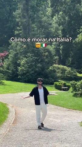 Tu moraria aqui? 🤔🇮🇹👇 Itália é um lugar único, com muita cultura, gastronomia, história e muito mais!  Um dos melhores investimentos que tu pode fazer na tua vida é o passaporte europeu, o que te dá direito estudar e trabalhar legalmente em mais de 28 países, como Canadá, Austrália, Espanha, Alemanha.... Sem contar que não precisa de visto pra visitar os Estados Unidos. São mais de 30 MILHÕES de brasileiros que possuem esse direito e a maioria nem sabe... eu mesmo não fazia ideia! Se tu quiser descobrir agora mesmo se é um dos 30 MILHÕES de brasileiro, basta seguir o @costamarquescidadania e mandar um direct!  Foi com eles que fiz todo meu processo, corre lá e descubra isso agora mesmo: @costamarquescidadania  Ja salva esse vídeo pra não esquecer depois e manda pro amigo que tem o sonho de morar fora do Brasil legalmente ✈️🌍 #intercambio #morarfora #italia #brasileirospelomundo #brasileirosnaeuropa #brasileirosnoseua #viagem * Publi
