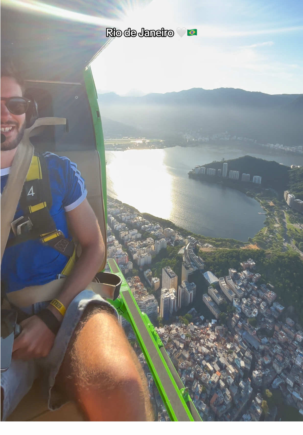 Survoler Rio en hélicoptère 🥹🫶🏼✨🇧🇷 @Vertical Rio®  #brazil #riodejaneiro #copacabana #ipanema #helicopter #travel #flying #rio #verticalrio #traveltiktok #fyp #traveltips 
