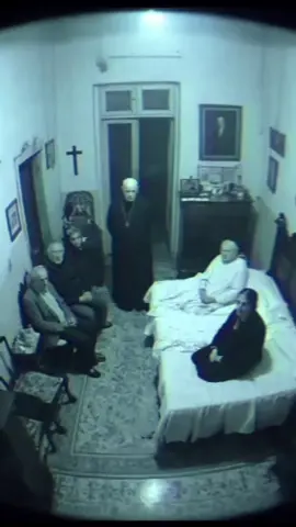 Italia. Sebuah rekaman CCTV dari sebuah rumah tua di wilayah pedesaan Italia kembali viral di media sosial setelah memperlihatkan kejadian yang diduga sebagai kerasukan roh jahat. Video yang diunggah oleh akun TikTok @hailuoai_official memperlihatkan seorang wanita berpakaian hitam tiba-tiba melayang di dalam kamar dan memegangi lehernya sebelum akhirnya terlempar dengan kasar ke seberang ruangan. Peristiwa mencekam ini terjadi pada malam hari di rumah keluarga yang diketahui telah lama ditinggali secara turun-temurun. Menurut keterangan video dan beberapa komentar netizen yang mengaku mengenal lokasi tersebut, insiden ini terjadi di daerah Basilicata, Italia Selatan — kawasan yang dikenal dengan legenda-legenda tua dan bangunan kuno yang menyimpan sejarah kelam. Beberapa anggota keluarga yang berada di lokasi tampak panik dan berteriak histeris, terutama saat terdengar kata-kata aneh dalam bahasa Latin yang diyakini merupakan mantra atau kutukan. Warga sekitar menyebutkan bahwa roh yang menghantui rumah ini diyakini muncul setelah kematian misterius leluhur keluarga yang dahulu tinggal di sana. Pihak berwajib dan tim paranormal lokal belum memberikan pernyataan resmi terkait kebenaran video tersebut. Namun, hingga kini, cuplikan tersebut telah ditonton lebih dari 10 juta kali dan terus memicu perdebatan di kalangan pengguna media sosial. #Italia #RumahAngker #Kerasukan #ParanormalActivity #HauntedHouse #VideoMisteri #Penampakan #HororReal #ViralItalia #cctvhoror 