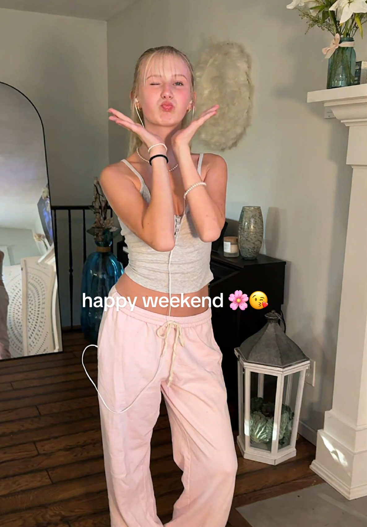 idc what anyone says these are the best sweatpants everrr 🌸🌸 happy weekend babes !! #pinksweats #brandymelville #outfitcheck #ootdinspo #comfyclothes #hairinspo 