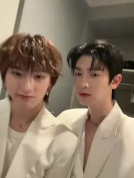 เฮียธีร์และน้องกิ๊งคนสวยขาของเขา. 😉🦊🍓 #thomaskong #โทมัสก้อง #tthomastc #kongjiro #โทมัสธีร์ทัศน์ #ก้องจิโร่ #YourSkyFanmeetinManila