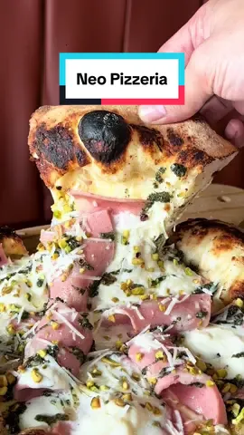 Trying the viral Neopolitan-style brick-oven pizza in Maginhawa! @NeoPizzeria   #brickovenpizza #neopolitanpizza 