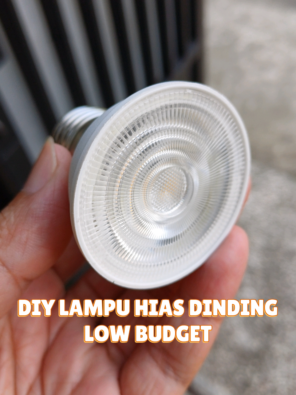 DIY LAMPU HIAS DINDING LOW BUDGET Ini adalah DIY lampu hias yang bahan pipa PVC nya benar² bekas (terlihat di video pipanya kusam dan kotor😁) Bahan :  Pipa PVC 2