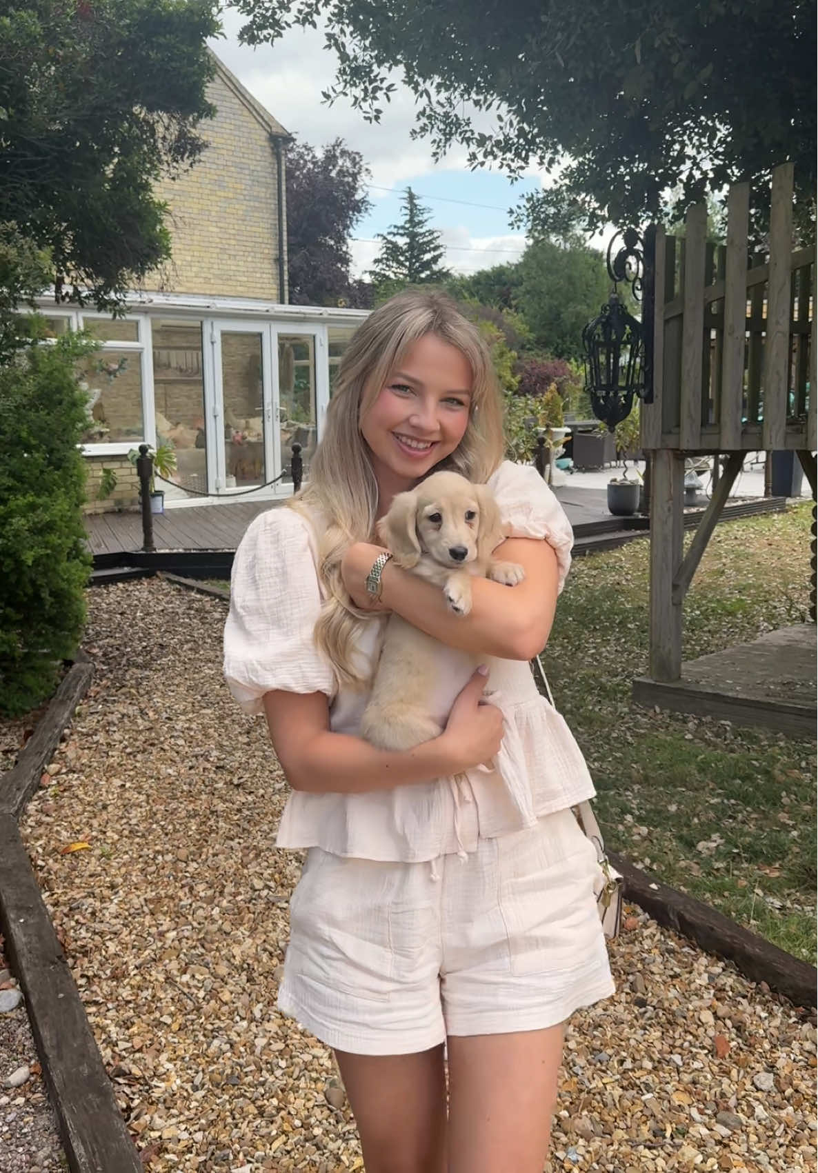 Poznajcie naszą Daisy! 🐶🌼 Czekała na nas w Uk!🇬🇧 Jest cudownym jamniczkiem! 🥹 Ps. Film z odbioru już jest na naszym kanale! 🎥
