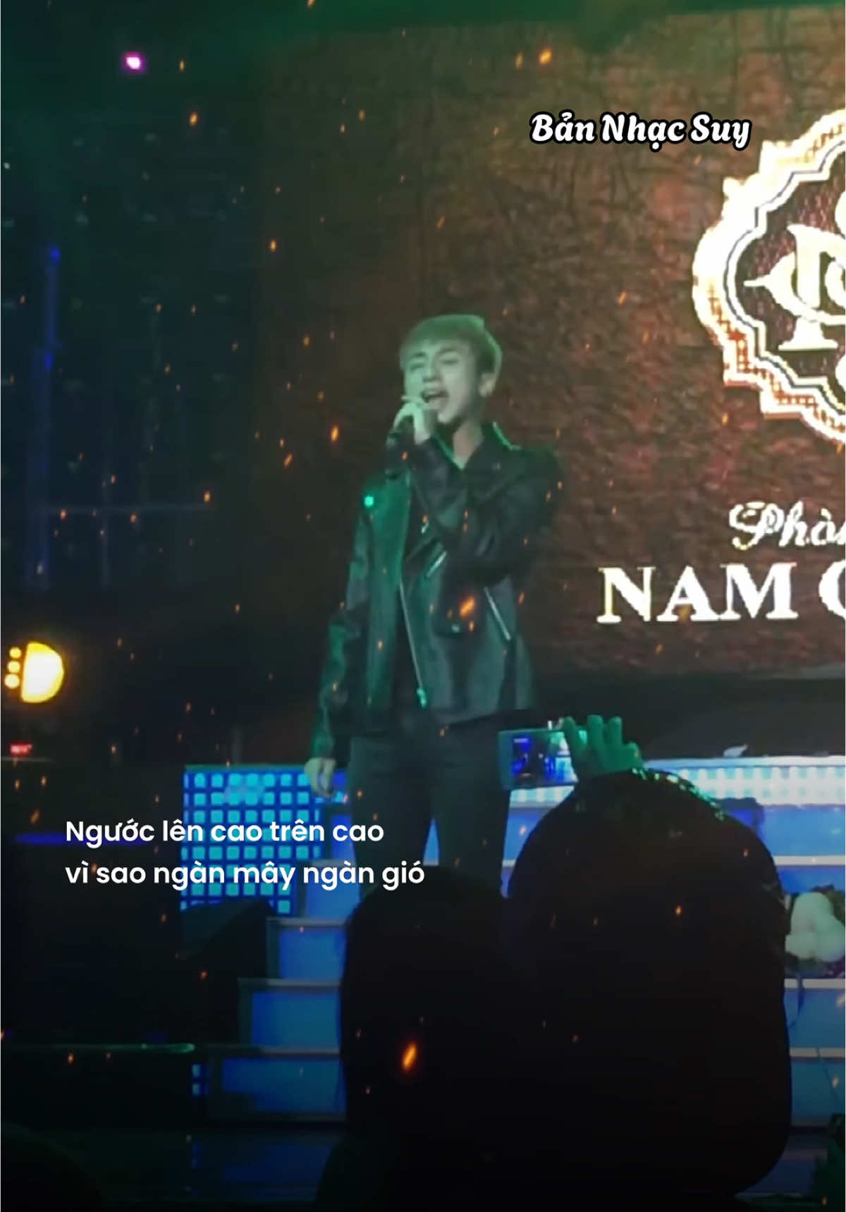 Mong em được cười mãi khi hoàng hôn buông rời xuống anh mãi đứng bên em… “Làm Người Luôn Yêu Em - Sơn Tùng M-TP” #lamnguoiluonyeuem #sontungmtp #bannhacsuy #xh 