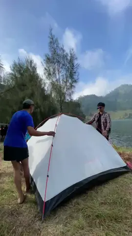 Next mendirikan tenda di danau toba 🤪 #sewatenda #rentaltendacamping #outdoormalang #rentalalatcampingmalang #fyp #fypシ゚viral #explorejatim #exploremalang #infomalang 