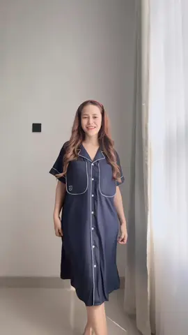 Nyaman banget rasanya nemu nightgown yang bisa dipakai tanpa bra tapi tetap bentuknya rapih 😍 Bagian dadanya udah ada padded-nya, jadi nggak perlu ribet lagi — tinggal pakai, langsung pede! Plus ada kancing depan, jadi busui friendly juga~ Warnanya navy yang kalem dan elegan, cocok buat istirahat malam yang tenang tapi tetap stylish 💙 #MissaylanTryOn #NightgownBraless #DasterNyaman #HomewearPadded #DasterBusuiFriendly #OOTDRumahAja #DasterNavy #LookSantaiStylish #BajuTidurCewek #TiktokMomStyle