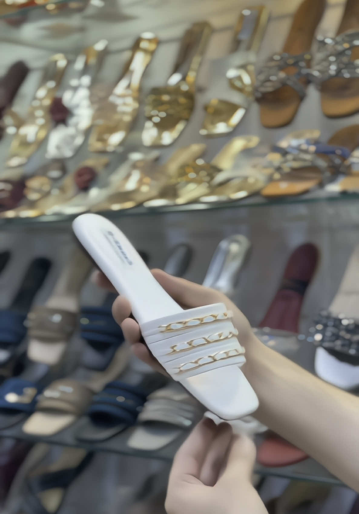 New arrivals 🥰@💫 SAMI ULLAH 💫 #qayoomboothouse #foryou #foryoupage #onlineshopping #fashionstyle #1m #qayum #shoes #matta #viralvideo #viralaccount 
