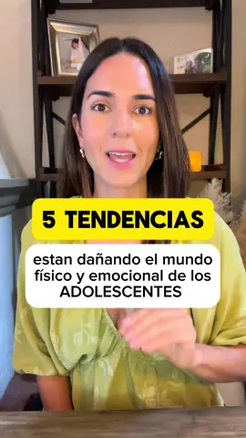 Familias hoy más que nunca tenemos que estar atentos a lo que nuestros jóvenes están incorporando como parte de su identidad: Mis recomendaciones por punto son: 1️⃣Ortorexia: Lo importante no es solo lo que comen, sino cómo lo viven. Si la “disciplina” alimentaria no permite flexibilidad en días especiales o imprevistos, no es salud, es rigidez. Enseñales que el equilibrio incluye espacio para lo no perfecto. 2️⃣Autoetiquetarse con diagnósticos sin sostén profesional: Cuando digan “soy ansioso” o “tengo TDA”, no lo descalifiques ni lo valides sin más. ESCUCHA, ACOMPAÑA Y CONSULTA CON UN PROFESIONAL DE LA SALUD MENTAL. No necesitan etiquetas para ser vistos, necesitan comprensión y herramientas reales. 3️⃣Necesidad de ser vistos: Evita juzgar o burlarte de lo que comparten en redes. En lugar de decir “eso es una tontería”, pregunta: “¿qué te gusta de eso?” Ayúdalos a diferenciar entre validación externa y conexión auténtica. 4️⃣Hipervigilancia sobre el cuerpo o la imagen: Habla en casa sobre la diferencia entre lo real y lo editado. No evites el tema: invítalos a reflexionar sobre cómo se sienten con su imagen fuera de filtros. Tu propia relación con el cuerpo también educa. 5️⃣Presión por tener una identidad perfecta: No los apresures a “saber quiénes son”. Validá el derecho a no tenerlo todo claro. Recuérdales que pueden cambiar, dudar, explorar… y que su valor no está en definirse rápido, sino en vivir a su ritmo. #crianza #adolescentes 