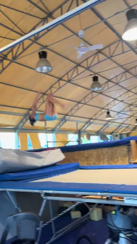 FLIC SALTO A TRAMPOLONE 🚀❤️ #fakebody #faketutto #ginnastica #ginnasticaartistica #gymnastics #gym #perte #neiperte #foryou 