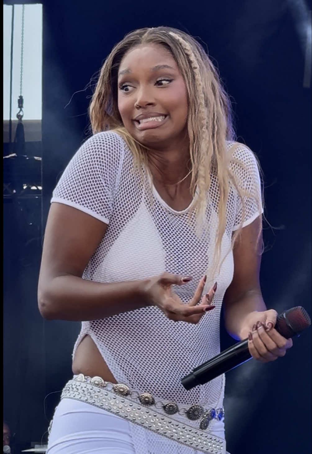 @Ronisia trop mignonne quand elle envoie des bouteilles au public 🥹 #francofolies #larochelle #ronisia #francofolies2025 