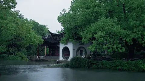 Chúng ta thường thích kiến tạo trong lòng một giấc mộng tuyệt đẹp, bởi hiện thực quá tàn nhẫn, khiến chúng ta không dám tùy tiện chạm tới vết thương lòng. Mỗi khi cô liêu lại mua rượu tìm say trong đêm vắng, hoài niệm một mối tình không thể vãn hồi từ thuở thiếu thời. Sưu tầm #binhyen #phongcảnh #chill 